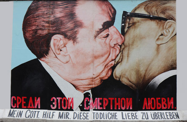 Graffity von Breschnew und Honecker an der East Side Gallery in Berlin