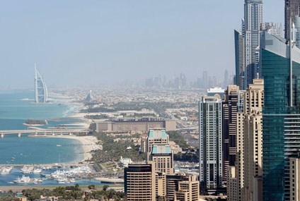 Skyline von Dubai mit Blick aufs Meer