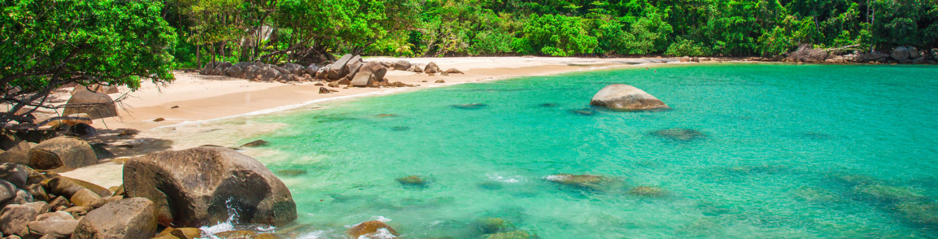 Sandstrand auf der thailändischen Insel Khao Lak