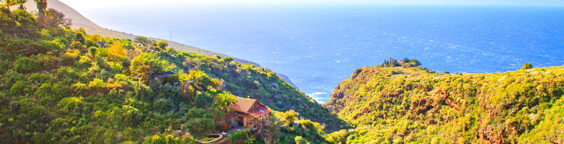 Urlaub auf La Palma | grüne Bergketten an der Küste