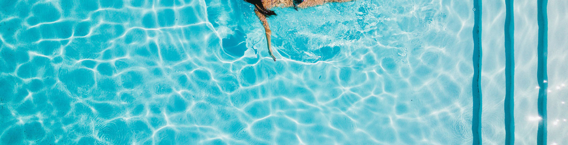 Frau schwimmt im Pool in Ägypten