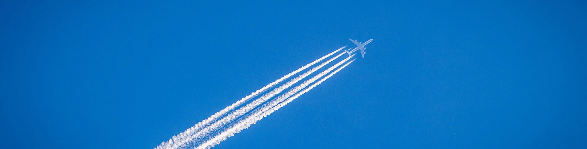 Flugzeug im Himmel auf dem Weg nach Bulgarien