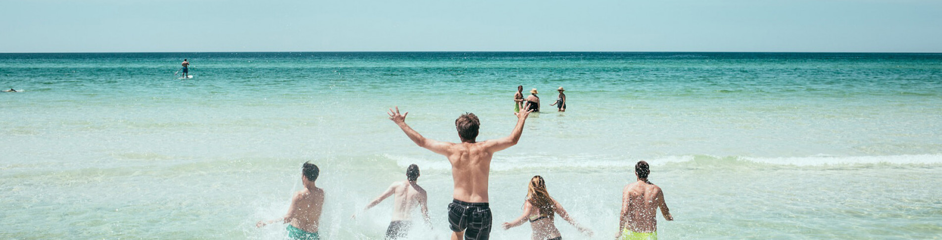 Junge Leute baden im Last Minute Türkei Urlaub im Meer