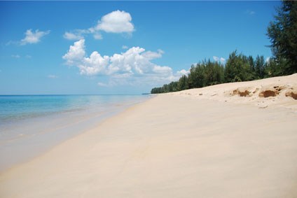 Menschenleerer Strand Mai Khao auf Phuket