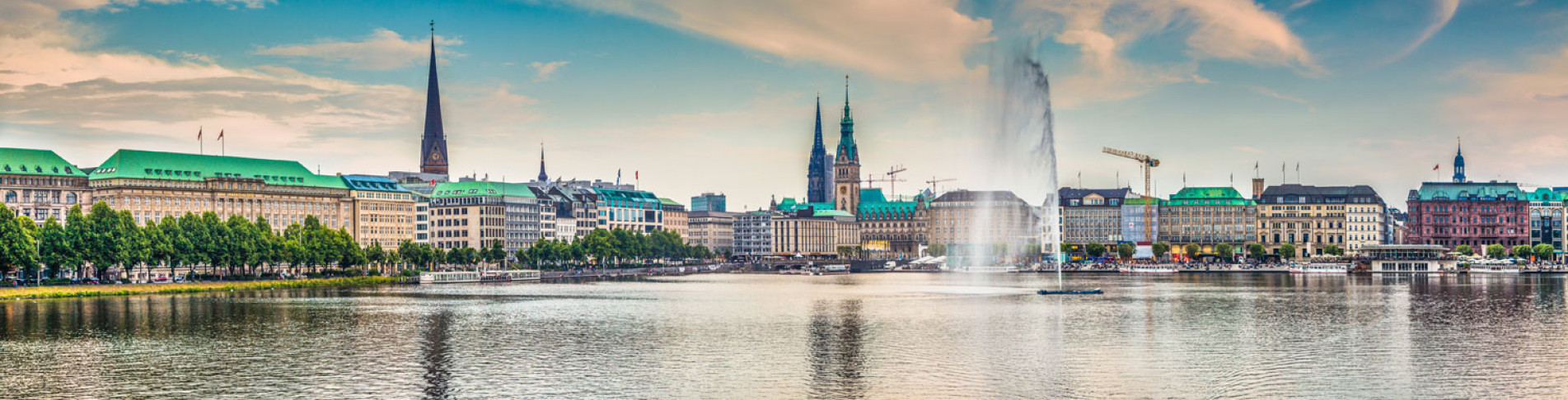 Städtereisen nach Hamburg buchen und an der Binnenalster spazieren