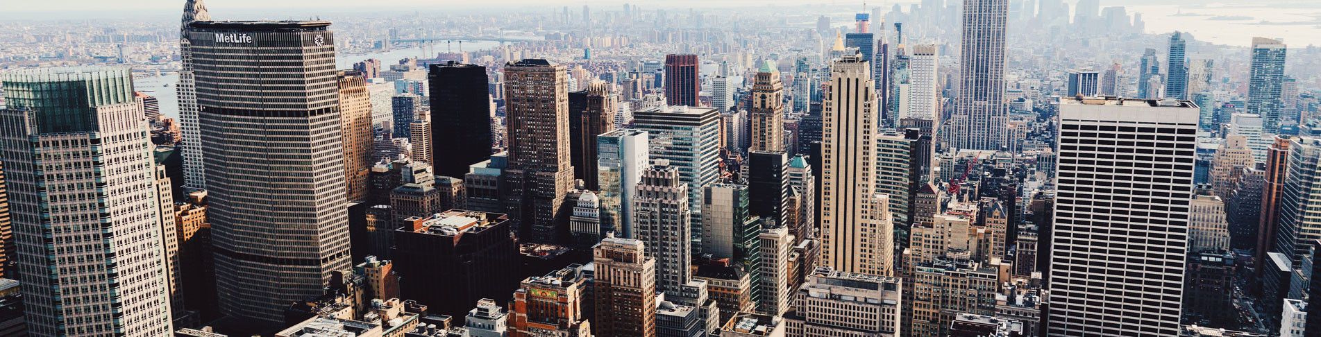 Die Skyline von New York bei einer Städtereise bestaunen