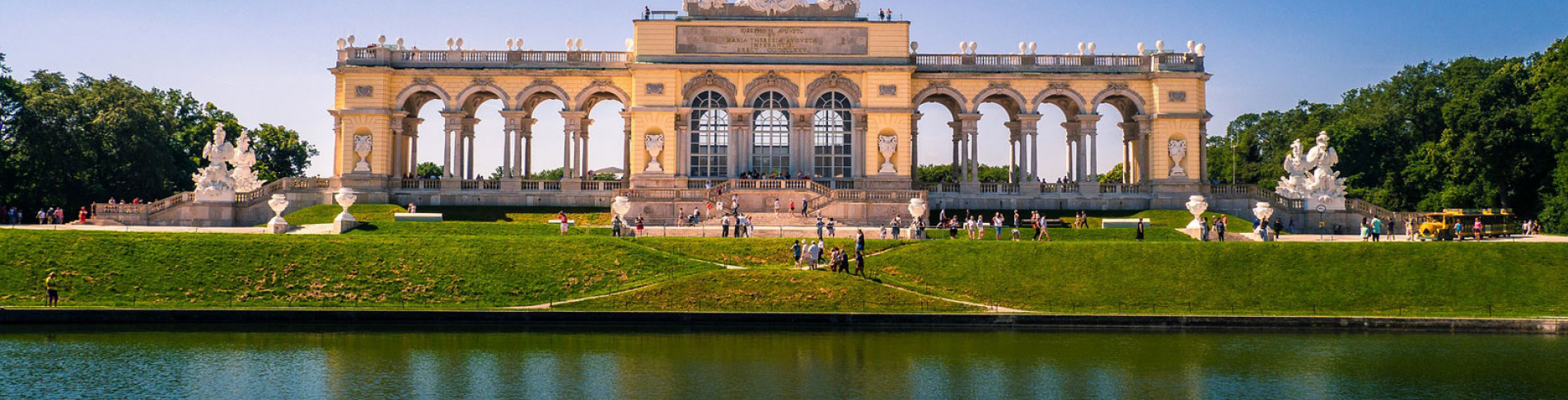 Die Wiener Gloriette bei einer Städtereise besichtigen