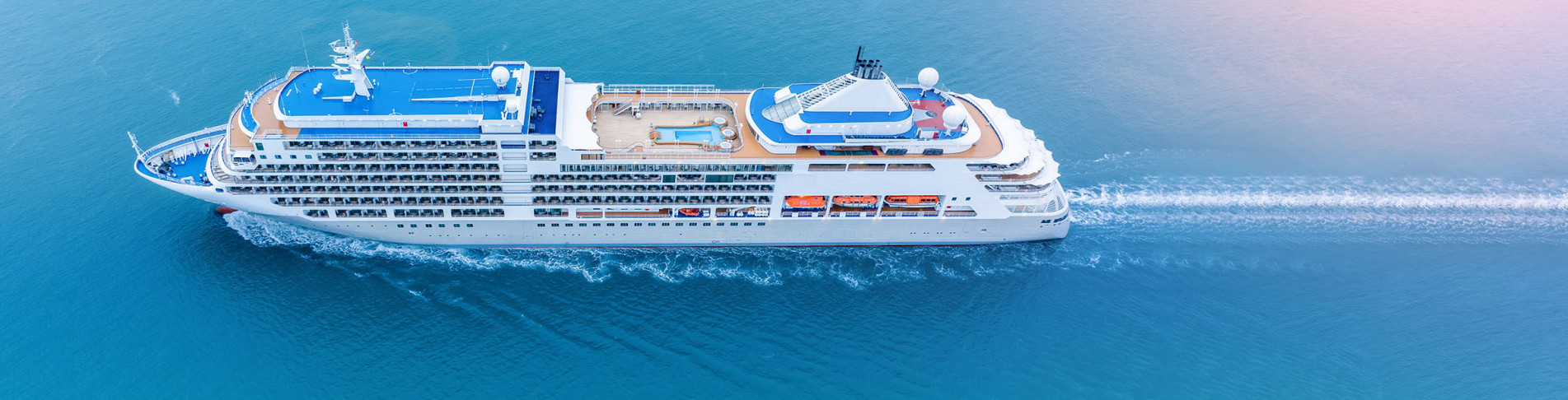 Luxuskreuzfahrtschiff auf See – Exklusives, wunderschönes weißes Kreuzfahrtschiff bei Sonnenaufgang – genießen Sie einen Premium-Urlaub auf See, entspannen Sie sich und entdecken Sie die Welt in Ihrem Traum-Sommerurlaub.