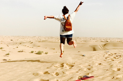 Glückliche Urlauberin in der Wüste Dubais