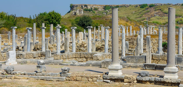 Sightseeing in Perge während dem Urlaub in Antalya