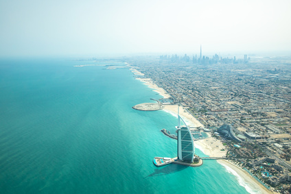Blick auf den Burj al Arab und den Strand Jumeirah in Dubai