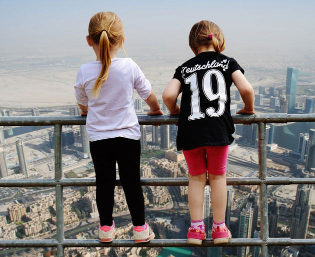 Kinder schauen im Dubai Familienurlaub auf die Skyline