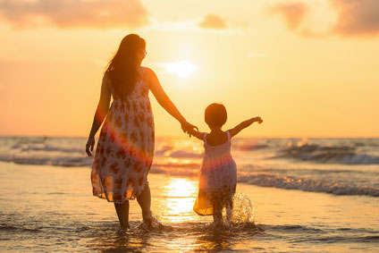 Mutter und Tochter am Strand im Dubai Familienurlaub