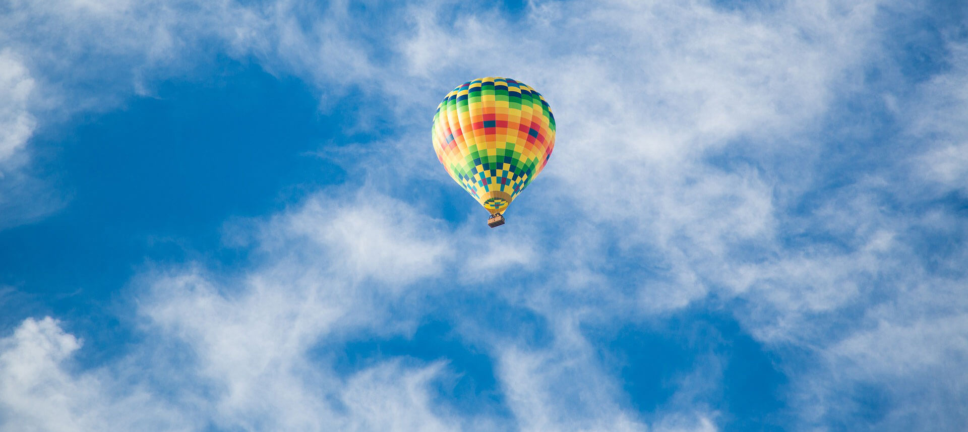 Dubai Urlaub buchen und vom Heißluftballon aus die Stadt betrachten