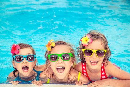 Glückliche Kinder im Kinderpool