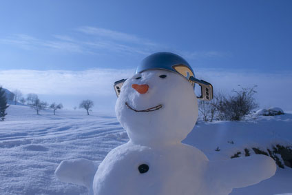 Schneemann bauen im Familienurlaub