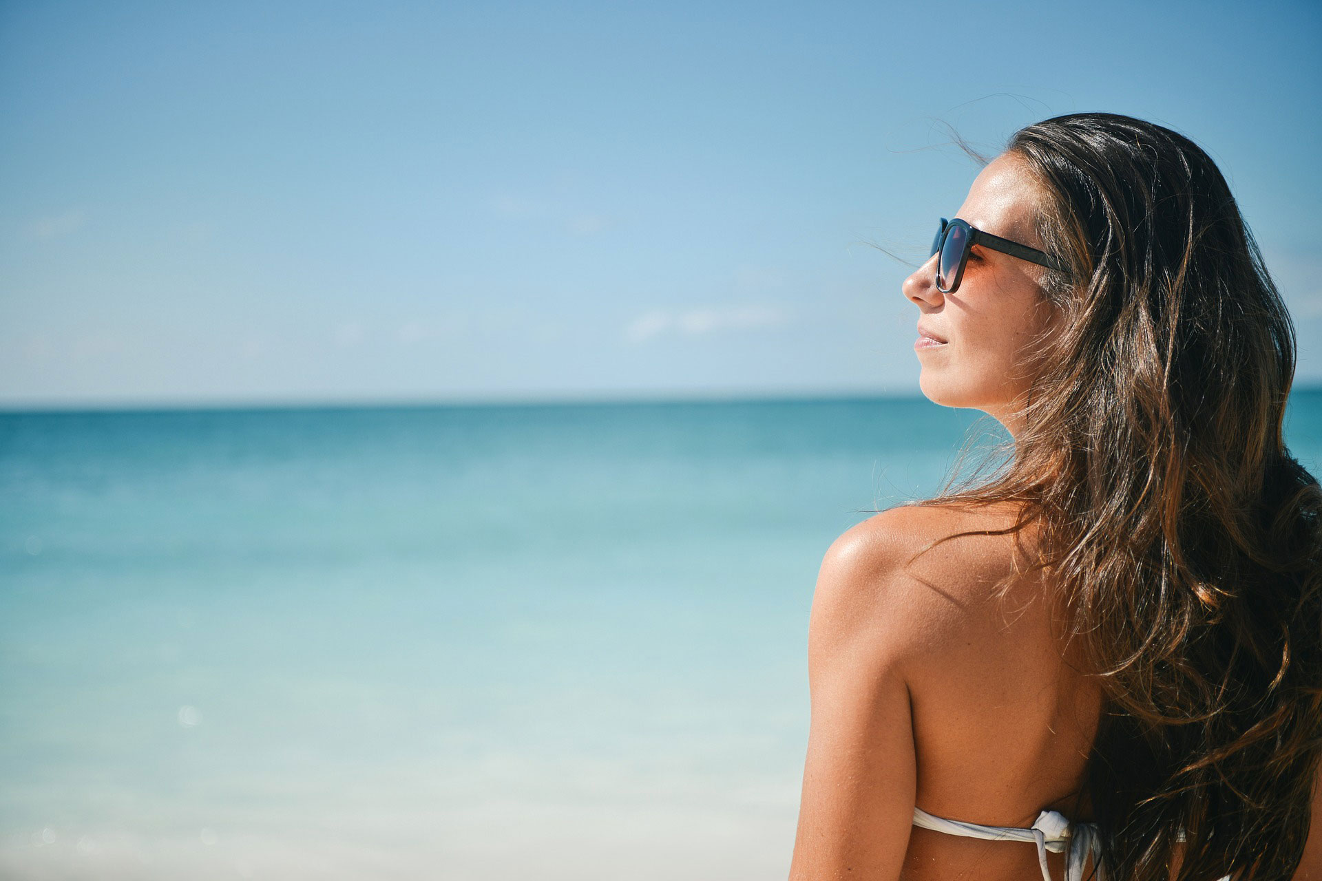 Frau im Formentera Urlaub am Strand