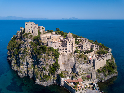 Besichtige das Castello Aragonese im Ischia Urlaub