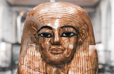 Totenmaske eines Pharaos im Museum in Kairo