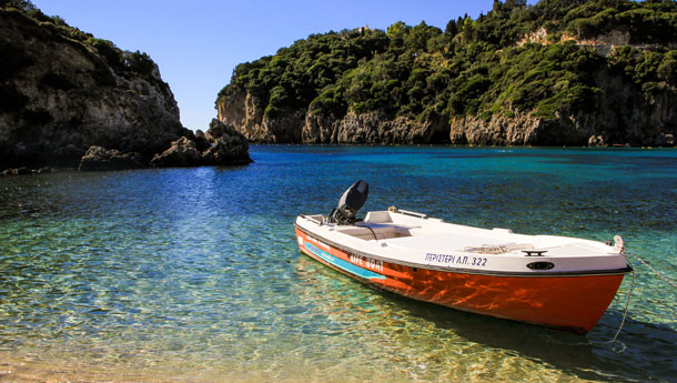 Korfu Urlaub buchen und die Insel per Boot erkunden