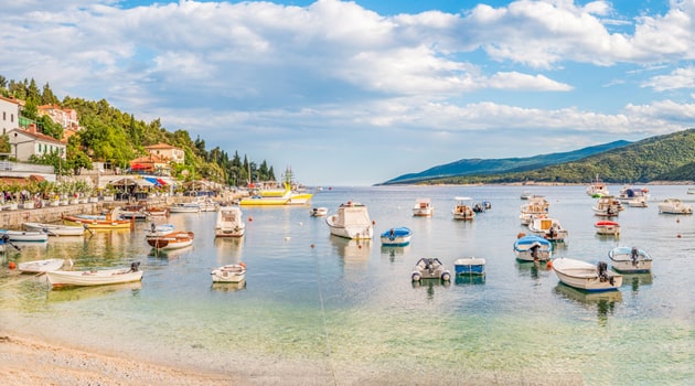 Istrien: Bucht mit Booten in Rabac