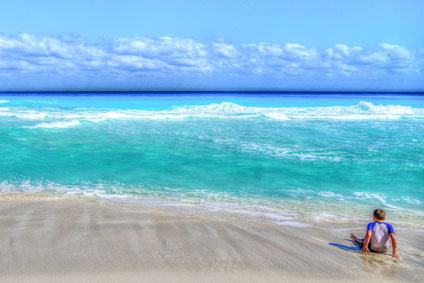 Junge am Strand von Kuba