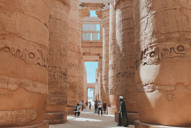 Säulengang im Karnak Tempel in Luxor