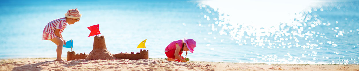 Kinder bauen Sandburgen auf Mallorca