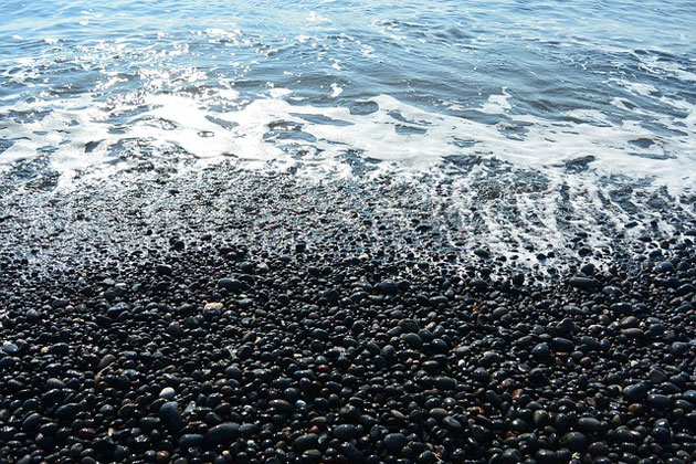 schwarzer Strand auf Santorini