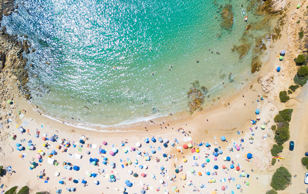 Buntes Treiben am Strand auf Sardinien