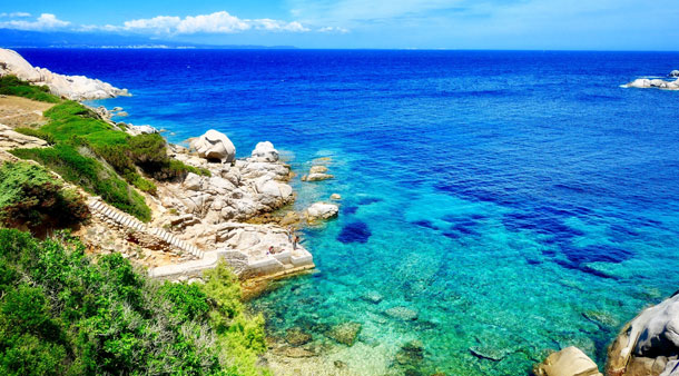 Smaragdgrünes Wasser auf Sardinien