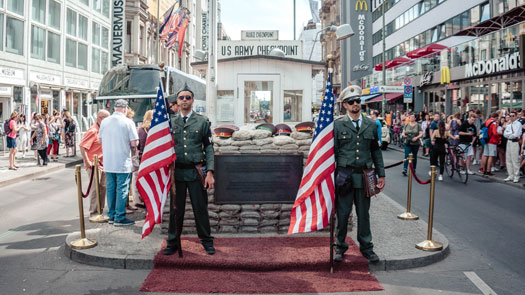 Kontrollhäuschen am Checkpoint Charlie in Berlin-Kreuzberg