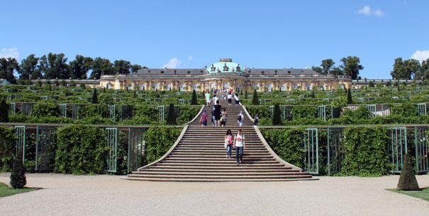 Treppenaufstieg zum Schloss Sanssouci in Potsdam