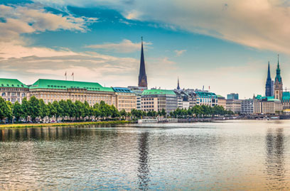 Spaziergang an der Binnenalster bei einer Städtereisen in Hamburg