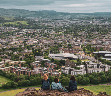 Blick auf Edinburgh vom Hügel Arthurs Seat