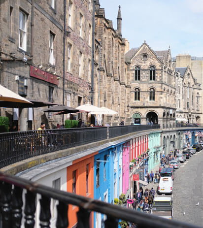 Bunte Häuser auf der Victoria Street in Edinburgh