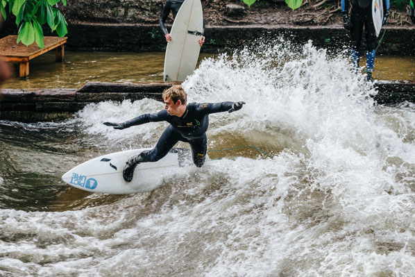 Surfer im Eisbach von München