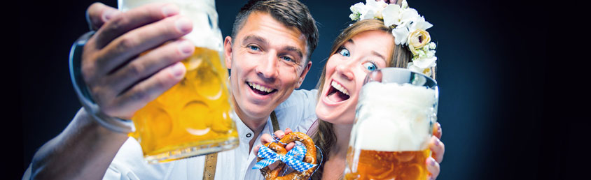 Eine Mass trinken auf dem Oktoberfest in München