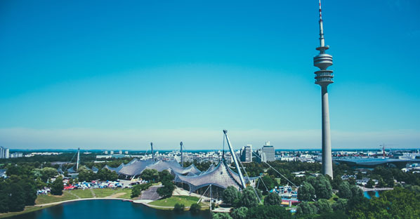 Ausblick auf den Olympiapark samt Fernsehturm in München