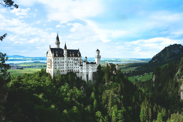 Das Schloss Neuschwanstein in den Allgäuer Bergen von Bayern.