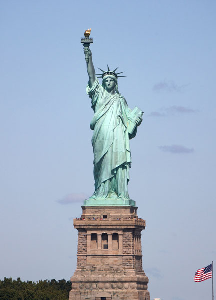 Die Freiheitsstatue bei einer New York Städtereise betrachten