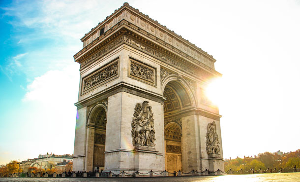 Arc de Triomphe bei einer Paris Städtereise besuchen