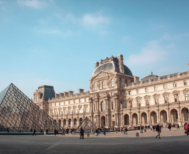 Den Louvre bei einer Paris Städtereise besuchen
