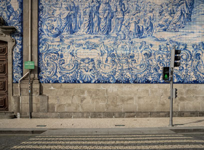 Blaue Fliesen an Gebäuden in Porto