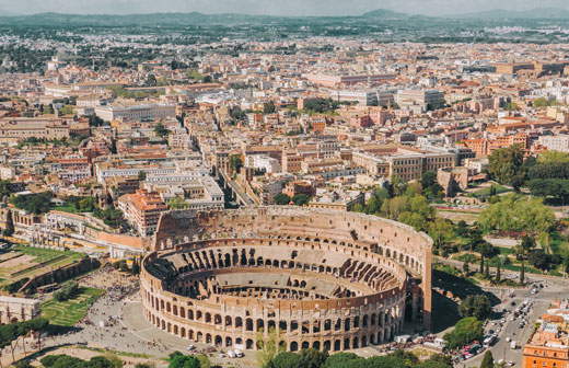 Bild von oben: Das Kolosseum in Rom