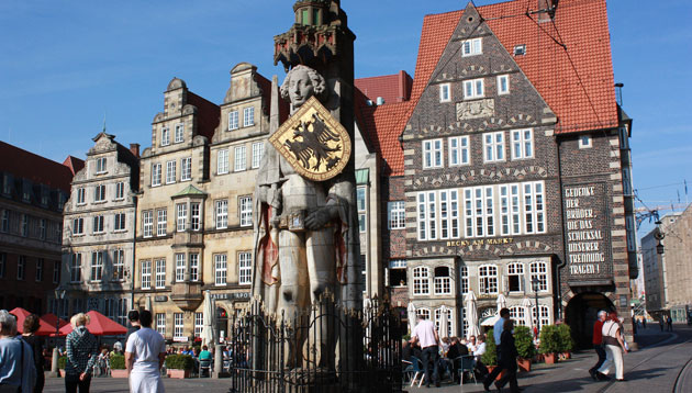 Besuch beim Bremer Roland bei einer Städtereise in Bremen