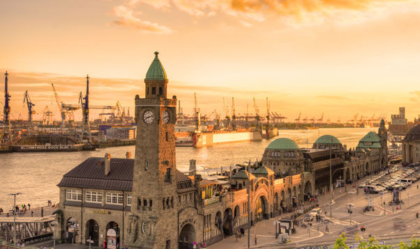 Blick auf die Landungsbrücken und den Hamburger Michel