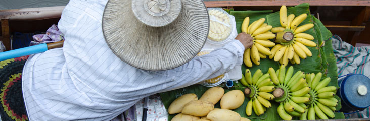 Boot mit Obst auf den Floating Markets in Bangkok