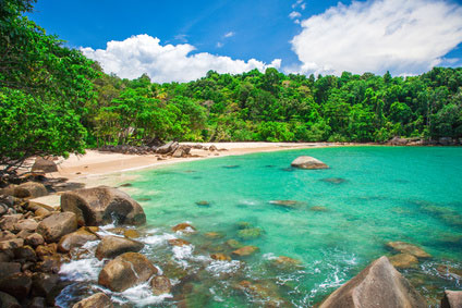 Türkisblaues Meer am Strand auf Khao Lak in Thailand