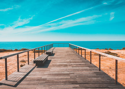 Steg zum Meer an der Küste von Portugal